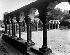 Le cloître de l'abbaye de Daoulas au début du XXe siècle (photo d'Eugène Lefèvre-Pontalis)