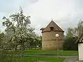 Le colombier dans le parc du château de Bérou.