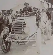 Le comte Gaston de Chasseloup-Laubat au Tour de France automobile 1899, avec Hubert Le Blon à sa gauche pour mécanicien embarqué.