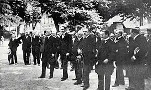 Le cortège officiel de l'Exposition de Toulouse en 1924, écoutant La Toulousaine au Grand-Rond autour du maire Paul Feuga (jouée par l'Harmonie des Enfants de Bône).