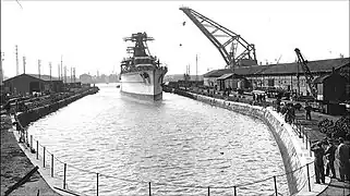 Le croiseur Gloire entrant dans la radoub des Chantiers de la Gironde, Lormont, 1936.
