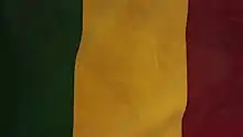 le drapeau tricolore du Mali en banque verticale: vert, jaune et rouge