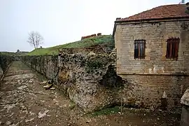 Le fossé de gorge.