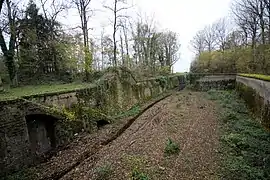 Le fossé entre les saillants du fort.