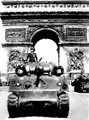 Le général Leclerc et la 2e DB défilent à Paris le 18 juin 1945.