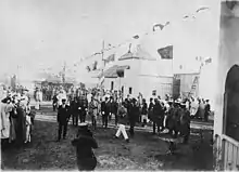 Le drapeau à l'étoile à six branches flotte sur la foire de Fès lors d'une visite du général Lyautey en octobre 1916.