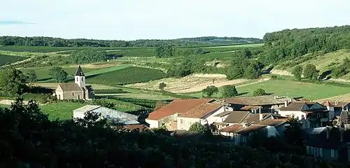 Vue partielle du hameau de Fissy. Isolée sur sa butte : la chapelle Notre-Dame-de-Pitié.