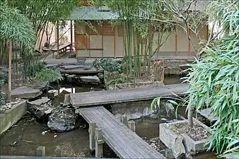 Le jardin japonais et le pavillon du thé au fond.