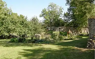 Les jardins, lanterneau de pigeonnier et détail du rempart.