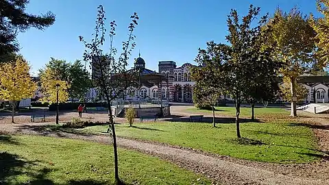 Le jardin public, le kiosque, les thermes