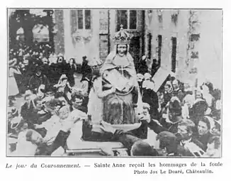 Les hommages de la foule à Sainte-Anne le jour du couronnement.