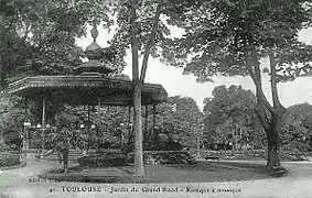 Le kiosque à musique du jardin du Grand-Rond en 1910.