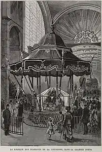 Le Kiosque des diamants de la couronne, dans la galerie d'Iéna, de l'Exposition universelle de 1878 (1879), publiée dans Simon de Vandière, L'Exposition universelle de 1878 illustrée, Paris, Calmann Lévy, 1879.