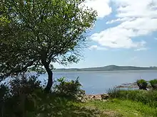 Le lac-réservoir de Saint-Michel et le mont Saint-Michel-de-Brasparts vus depuis la route du Libist à Botmeur.