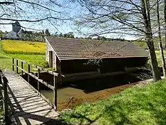 Le lavoir d'Orphin au bord de la Drouette au printemps.