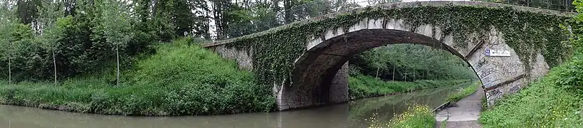 Le long du canal de l'Ourcq, à Sevran.