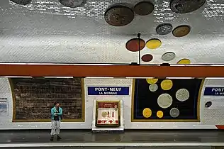 La station Pont-Neuf décorée sur le thème de la Monnaie de Paris.