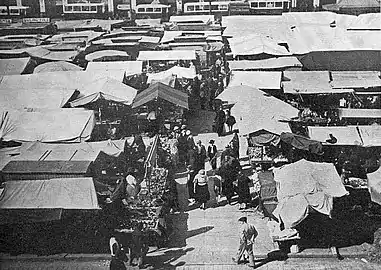 Le marché de plein vent sur la place, en septembre 1934.