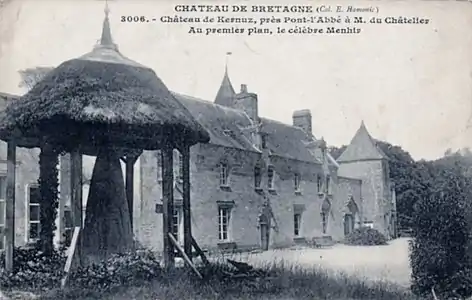 Le menhir-autel installé par du Châtellier devant le château de Kernuz.