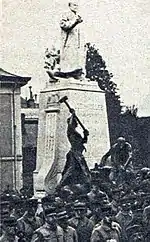 Forgerons du monument à Léon Bollée« Monument à Léon Bollée au Mans », sur À nos grands hommes,« Monument à Léon Bollée au Mans », sur e-monumen