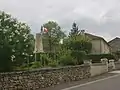 Le monument aux morts, rue de Lavalette.