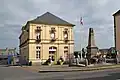 Le monument aux morts et la mairie.