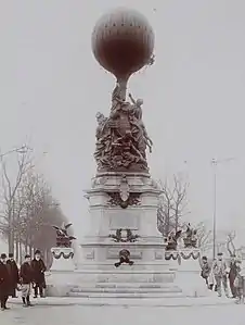 Le Monument aux aéronautes du siège de Paris (1906, détruit en 1942), Neuilly-sur-Seine, rond-Point de la Révolte.