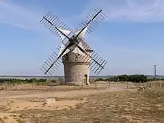 Photo d’un moulin à vent, voiles repliées.