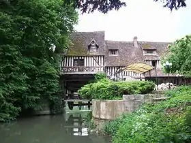 La roue pendante du moulin d'Andé.