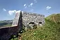 Le mur d'escarpe du blockhaus.