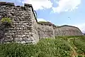 Le mur d'escarpe du blockhaus.