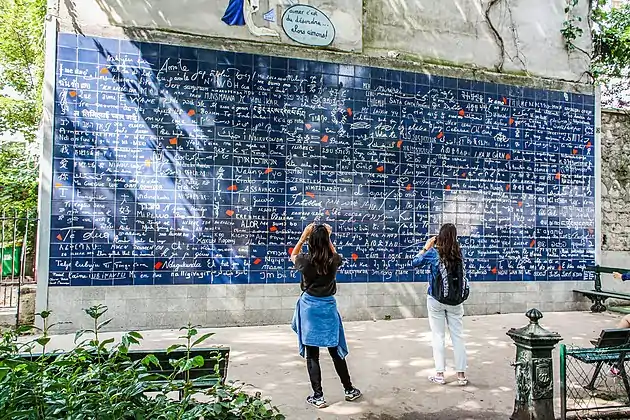 Le Mur des je t'aime reproduit 311 « je t'aime » en 250 langues.