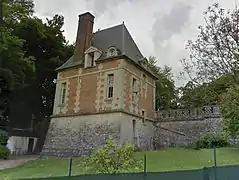 L'un des 2 pavillons conservés (celui le plus à l'ouest), avec vue de la terrasse, 2015.