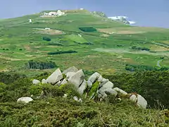 À droite, la pointe de la Estaca de Bares, la petite et ultime roche appelée « Estaquín », et le phare de la Estaca de Bares, vus depuis le Sémaphore de Bares