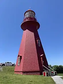 Le phare rouge de la Martre de proche