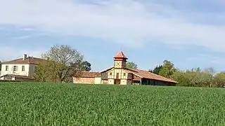 Le pigeonnier vu depuis la D 929.