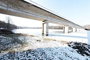 Le pont sur le bras de la Joyeuse.