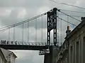 Vue sur une des arches qui surplombe une rue de la vieille ville.