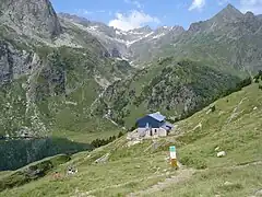 Le refuge et le lac fin juillet 2008.