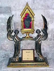 Le reliquaire de la main de saint Quentin dans la basilique.