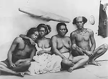 Photo en noir et blanc de la famille royale de Tahuata. Ils sont assis et ont l'air triste.