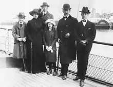 Un groupe de six personnes posant sur le quai d'un port.