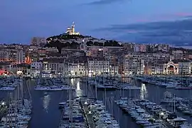 Vieux-Port de Marseille de nuit.
