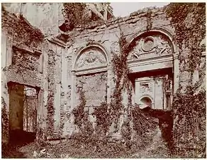 Vue du grand salon du château, sculptures de la fin du XVIIe siècle.