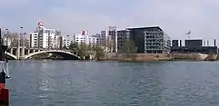 L'ancien siège Sanofis Pasteur (maintenant Lycée Dr Charles Mérieux) et le pont Pasteur