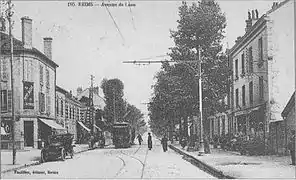 La même avenue avec le tram du début du XXe siècle.