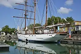 Le Marité amarré dans le bassin des Chalutiers de La Rochelle.