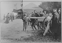 Photo noir et blanc de l'empereur russe devant un canon.