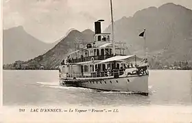 Carte postale en noir et blanc du bateau "France" sur le lac d’Annecy vers 1910.