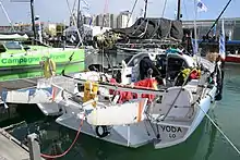 Le cockpit du monocoque dans le port de La Rochelle